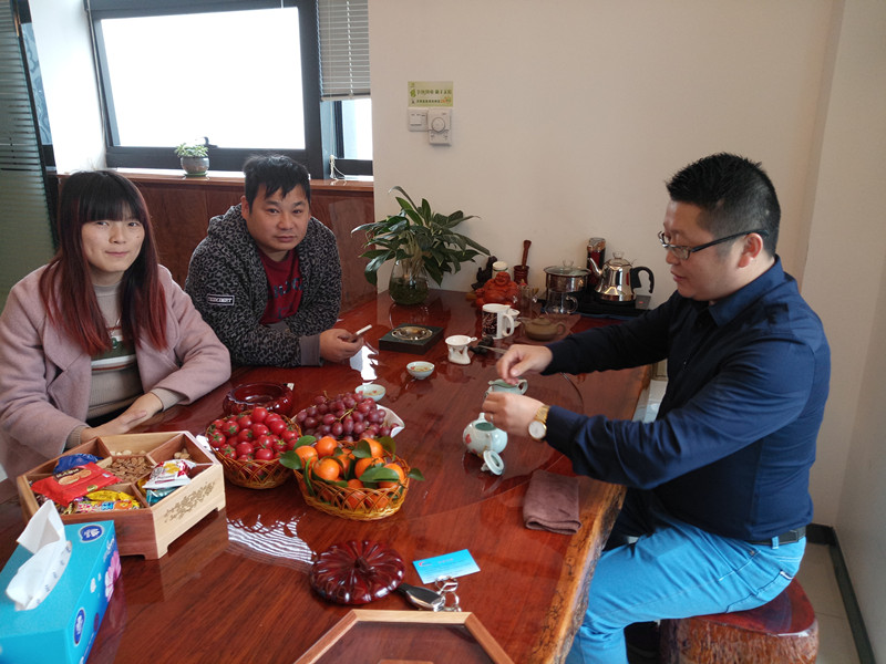 福建泉州陳總（左一）、曾總（左二）和免费观看91看片化工總經理張文（右一）